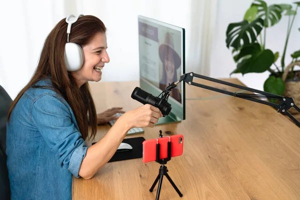 Mujer Madura Grabando Podcast Usando Micrófono Portátil Mientras Transmite Red — Foto de Stock