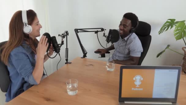 Çok Irklı Insanlar Stüdyodaki Mikrofon Dizüstü Bilgisayarla Bir Podcast Kaydediyor — Stok video