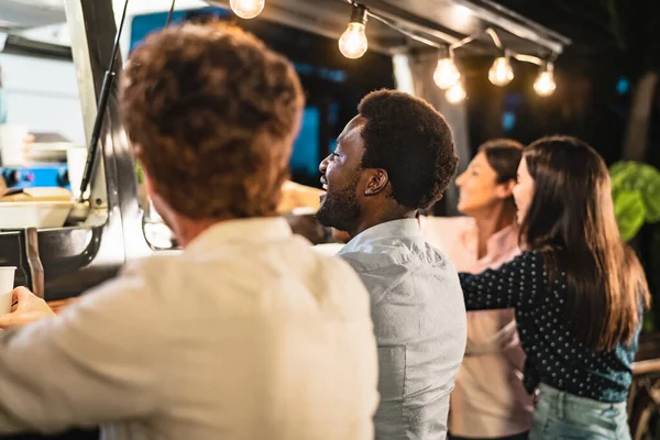 Gente Multirracial Feliz Comprando Comida Cocina Camiones Comida Negocios Modernos — Foto de Stock