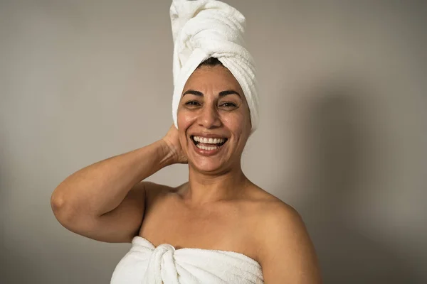 Happy Latin Matre Woman Having Skin Care Spa Day People — Stok Foto
