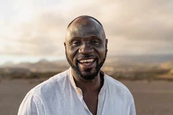 Homem Africano Feliz Sorrindo Câmera Praia Durante Férias Verão — Fotografia de Stock