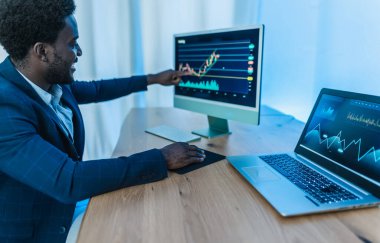 Kripto para piyasalarında çalışan iş adamı engelleme teknolojisiyle - yerel finans ve borsa konsepti