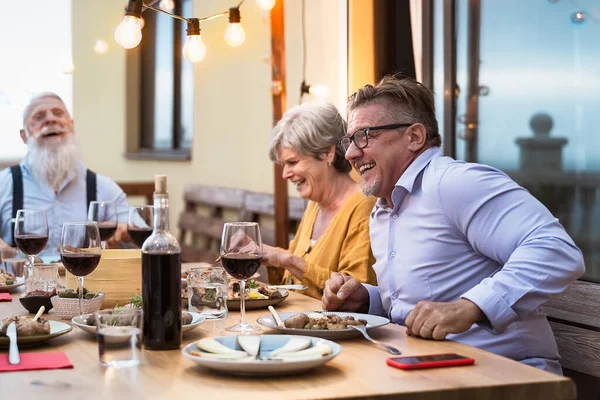Fröhliche Senioren Beim Gemeinsamen Essen Auf Der Hausterrasse Senioren Lebensstil — Stockfoto