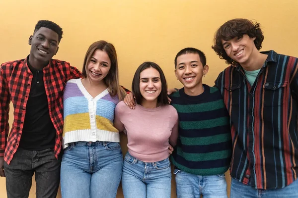 Happy Multiracial Grupp Tonåringar Som Har Roligt Utanför Skolan Unga — Stockfoto