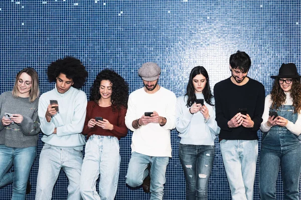 Jóvenes Que Utilizan Teléfonos Inteligentes Móviles Estación Tren Del Metro — Foto de Stock