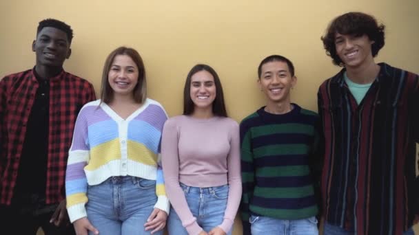 Feliz Grupo Multirracial Adolescentes Divirtiéndose Fuera Escuela Concepto Estilo Vida — Vídeo de stock