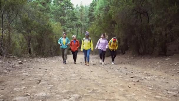 Frauengruppe Unterschiedlichen Alters Und Ethnischer Zugehörigkeit Hat Spaß Beim Spazierengehen — Stockvideo