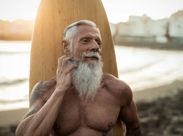 Fit Senior Mit Spaß Beim Surfen Tropischen Strand Ältere Gesunde — Stockfoto