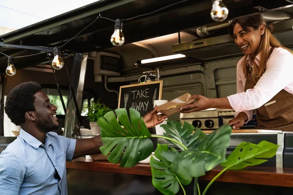 Joven Africano Comprando Comida Camión Comida Moderno Negocio Quitar Concepto — Foto de Stock