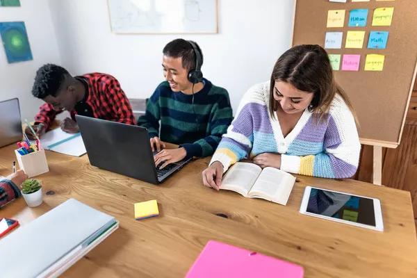 Unga Multietniska Studenter Läser Böcker Och Använder Laptop Klassrummet Samtidigt — Stockfoto