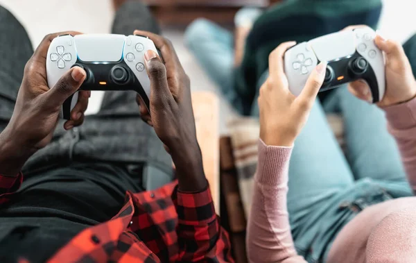 Visão Superior Jovens Adolescentes Multirraciais Jogando Console Videogame Line Casa — Fotografia de Stock