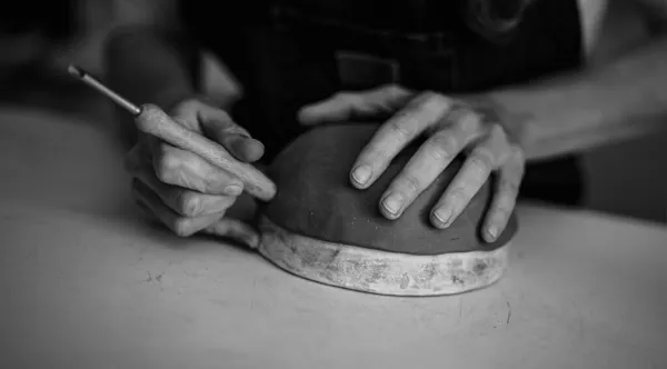 Close Female Potter Modeling Clay Bowl Workshop Artisan Work Creative — Stock Photo, Image