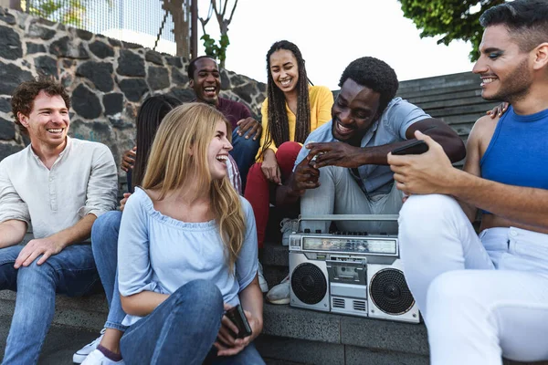 Junge Multiethnische Freunde Haben Spaß Musik Mit Vintage Boombox Stereoanlage — Stockfoto