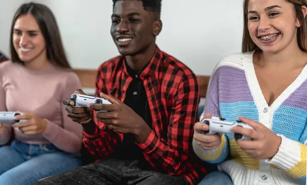 Молоді Багаторасові Підлітки Грають Онлайн Відеоігрову Консоль Вдома Молоді Люди — стокове фото