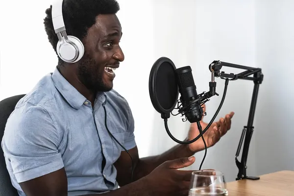 Hombre Africano Grabando Podcast Usando Micrófono Auriculares Estudio Casa — Foto de Stock