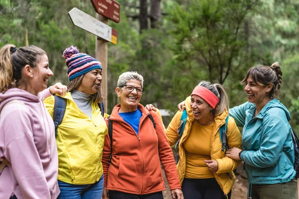 Група Жінок Різним Віком Етнічними Групами Весело Гуляють Туманному Лісі — стокове фото