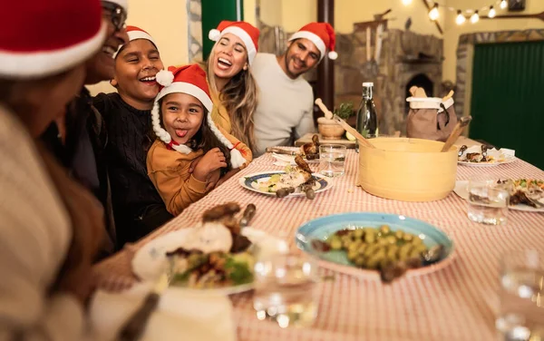 Boldog Latin Család Szórakozás Ünnepli Karácsonyi Ünnepek Miközben Együtt Vacsoráznak — Stock Fotó