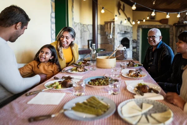 Glückliche Lateinamerikanische Familie Hat Spaß Beim Gemeinsamen Essen Hause — Stockfoto