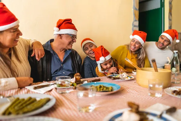 Fröhliche Lateinamerikanische Familienspeisung Während Der Weihnachtsfeiertage Hause — Stockfoto