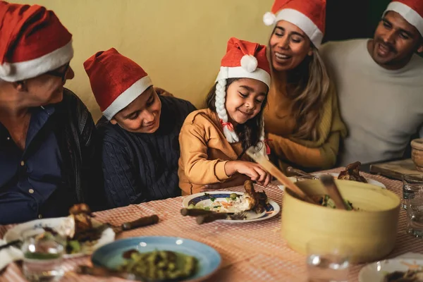 Família Latina Feliz Jantar Juntos Enquanto Celebra Férias Natal Casa — Fotografia de Stock