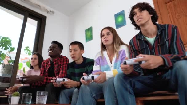 Молоді Багаторасові Підлітки Грають Онлайн Відеоігрову Консоль Вдома Молоді Люди — стокове відео