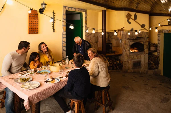 Felice Famiglia Latina Divertirsi Cenando Insieme Casa — Foto Stock