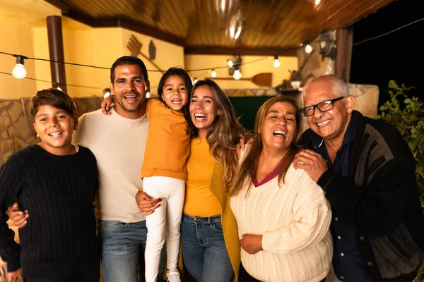 Glückliche Hispanische Familie Genießt Gemeinsamen Urlaub Hause — Stockfoto