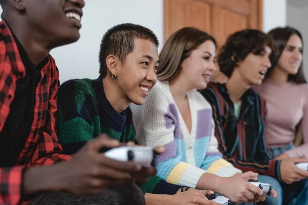 Remaja Muda Multirasial Bermain Konsol Permainan Video Online Rumah Orang — Stok Foto