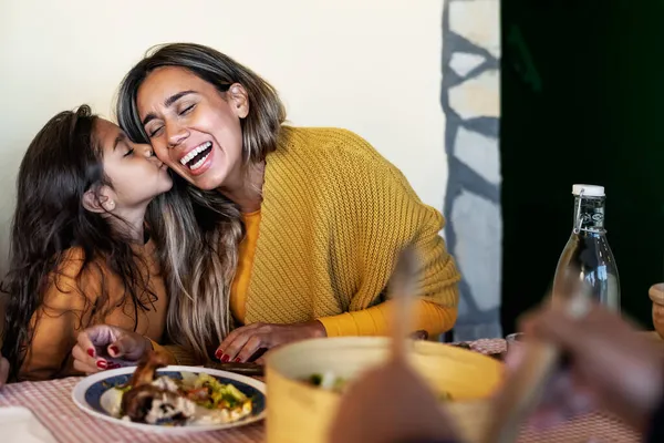 Glückliche Hispanische Mutter Mit Zartem Moment Mit Tochter Beim Gemeinsamen — Stockfoto