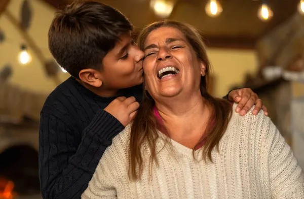 Happy Tersenyum Nenek Hispanik Dan Cucunya Memiliki Saat Saat Lembut — Stok Foto