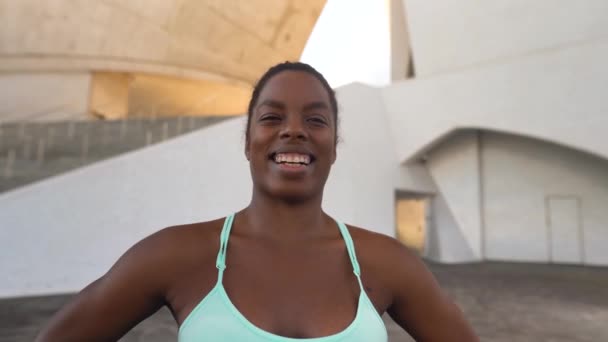 Молодая Африканская Женщина Улыбается Время Тренировки Сессии Открытом Воздухе Спорт — стоковое видео