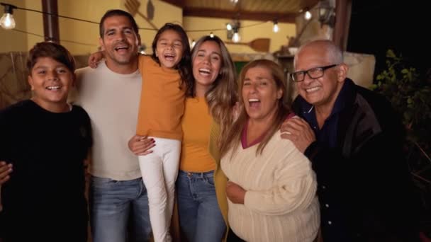 幸せなヒスパニック系の家族は家で一緒に休日を楽しむ — ストック動画