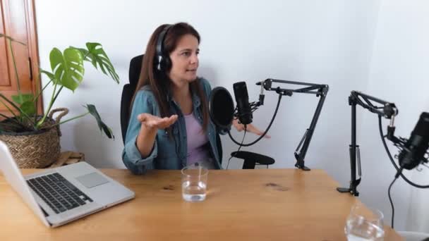 Pessoas Multirraciais Gravando Podcast Usando Microfone Laptop Estúdio Casa — Vídeo de Stock