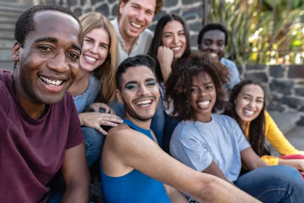 Kelompok Multirasial Muda Teman Teman Mengambil Selfie Duduk Tangga Perkotaan — Stok Foto
