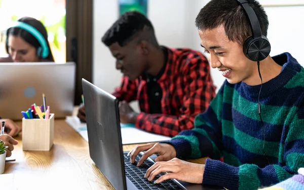 Jonge Multiraciale Studenten Thuis Werken Samen Aan Schoolproject Onderwijsconcept — Stockfoto