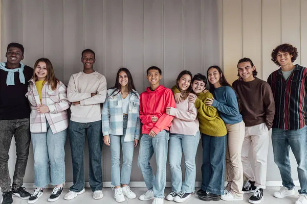 Glad Multiracial Grupp Tonåringar Som Har Roligt Inne Universitetet Unga — Stockfoto