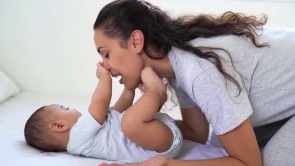 Feliz Madre Jugando Con Bebé Acostado Juntos Cama — Vídeos de Stock