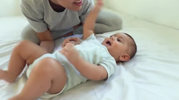 Mère Heureuse Jouant Avec Son Bébé Couché Ensemble Sur Lit — Video