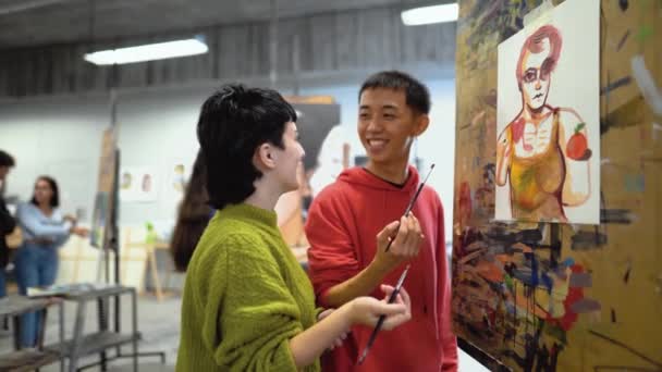 Młodzi Studenci Malarstwa Płótnie Podczas Lekcji Wydziale Sztuki Koncepcja Uczenia — Wideo stockowe