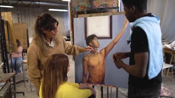 Profesora Haciendo Lección Pintura Sobre Lienzo Jóvenes Estudiantes Facultad Artes — Vídeos de Stock