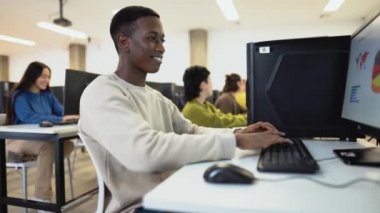 Genç çok ırklı öğrenciler lisede sınava giriyor - Eğitim ve teknoloji konsepti 