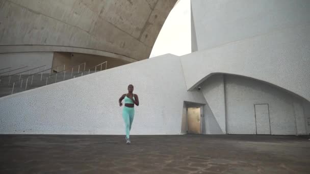 Junge Afrikanerin Läuft Der Stadt Mädchen Beim Joggen Freien Sport — Stockvideo