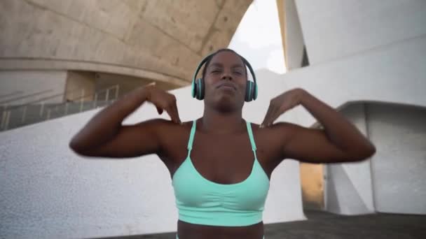 Молодая Африканская Женщина Слушающая Музыку Наушниках Время Тренировки Открытом Воздухе — стоковое видео