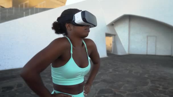 Glücklich Fitte Afrikanerin Mit Virtual Reality Headset Training Technologie Und — Stockvideo