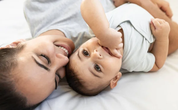 Ibu Yang Bahagia Berbaring Tempat Tidur Dengan Bayi Kecilnya Konsep — Stok Foto