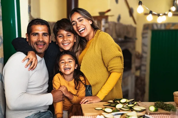 Χαρούμενη Ισπανόφωνη Οικογένεια Που Απολαμβάνει Τις Διακοπές Μαζί Στο Σπίτι — Φωτογραφία Αρχείου
