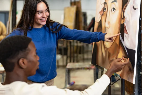 芸術大学教員の授業中にキャンバスに絵を描くことを学ぶ若い多民族学生 教育と文化の概念 — ストック写真