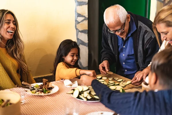 Glückliche Lateinamerikanische Familie Mit Spaß Bei Der Zubereitung Des Gemeinsamen — Stockfoto