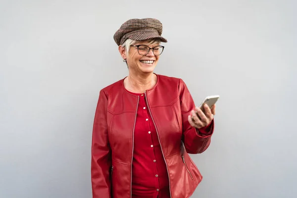 Selamat Trendi Wanita Senior Bersenang Senang Menggunakan Ponsel Pintar Luar — Stok Foto