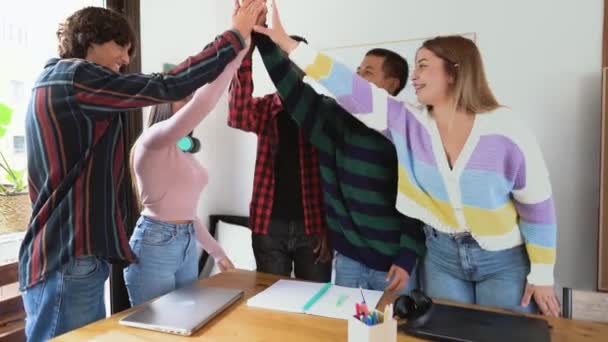 Junge Multiethnische Studententeams Stapeln Ihre Hände Während Des Studiums Klassenzimmer — Stockvideo